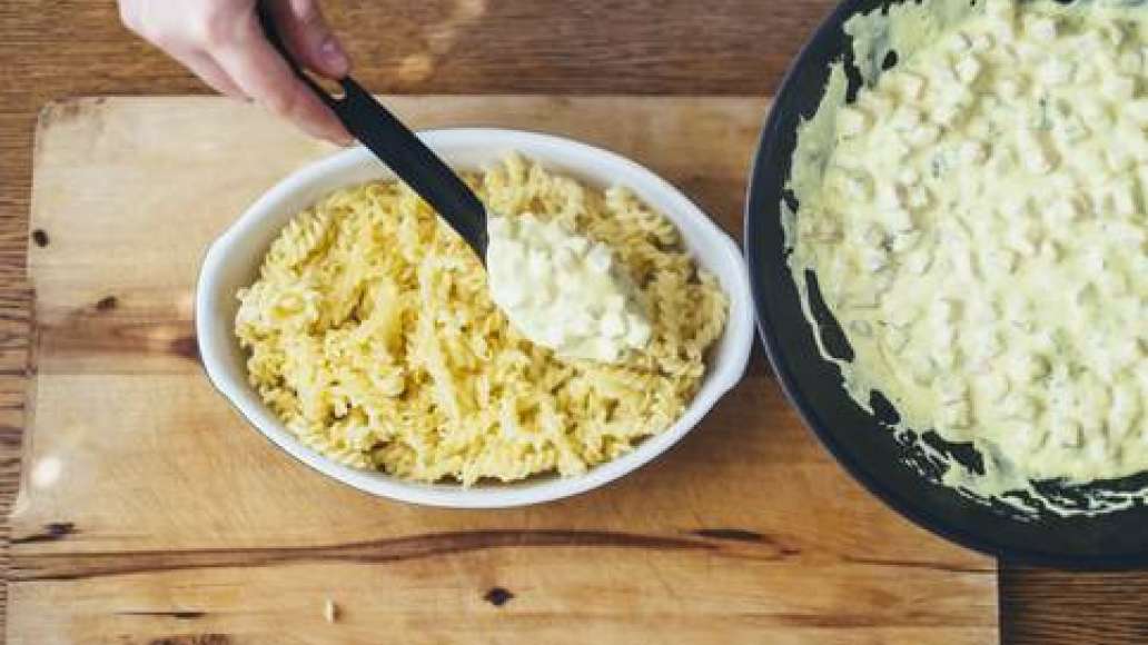 Макароны переложить в форму для запекания, залить получившимся соусом. Макароны переложить в форму для запекания, залить получившимся соусом.