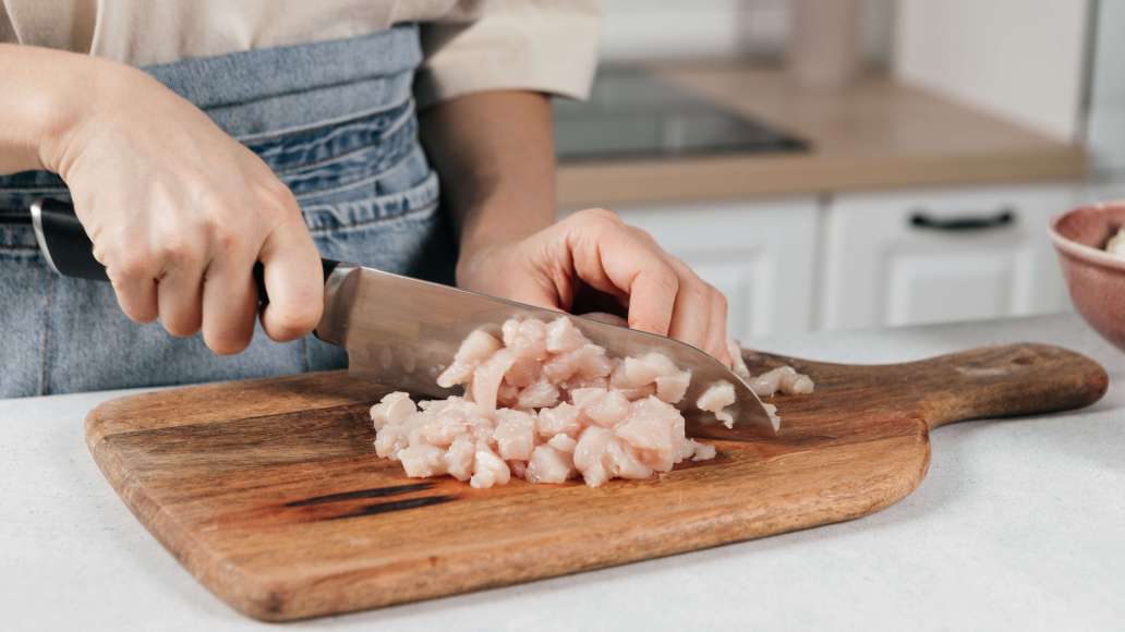 Нарезать мелкими кубиками куриное филе, очищенные лук и картофель.
