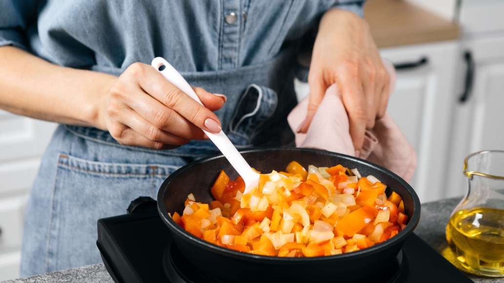 Нарезать перец, лук и морковь мелкими кубиками. Обжарить на разогретом растительном масле до мягкости. Нарезать перец, лук и морковь мелкими кубиками. Обжарить на разогретом растительном масле до мягкости.