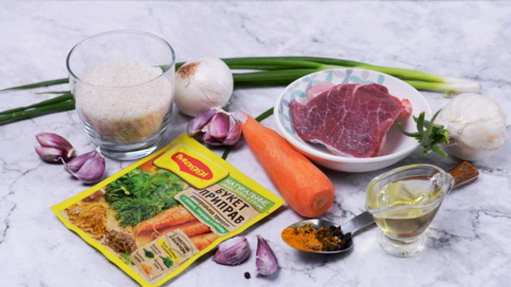 Подготовьте ингредиенты, промойте мясо и рис. Нарежьте баранину на небольшие кусочки, морковь натрите на крупной терке, лук измельчите. Подготовьте ингредиенты, промойте мясо и рис. Нарежьте баранину на небольшие кусочки, морковь натрите на крупной терке, лук измельчите.