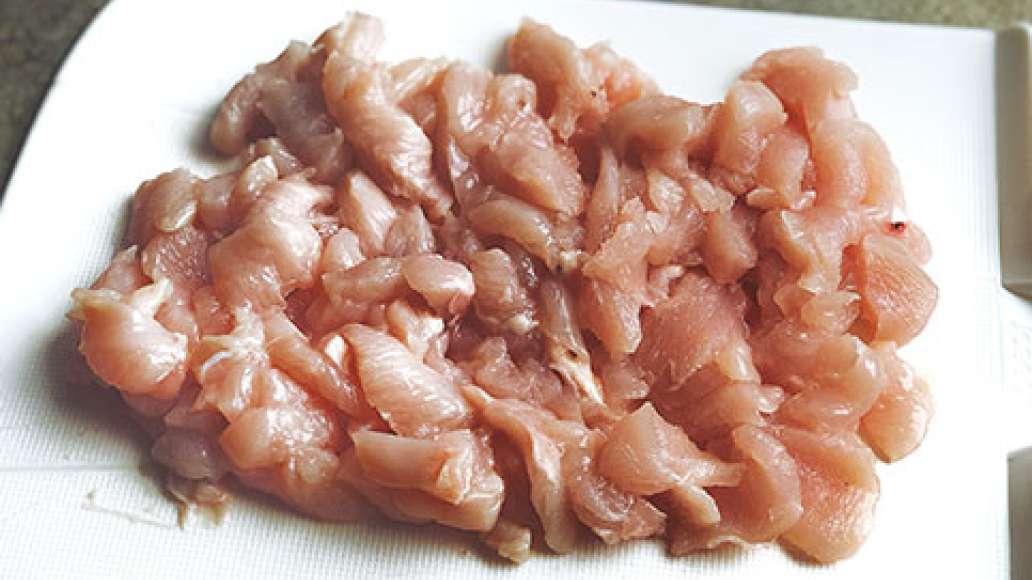 Курицу порезать средним кубиком.