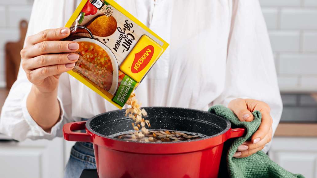 Постепенно добавить в кастрюлю MAGGI® Суп Звездочки и тщательно перемешать. Довести до кипения и варить суп 8-10 минут или до готовности картофеля на медленном огне, периодически помешивая.