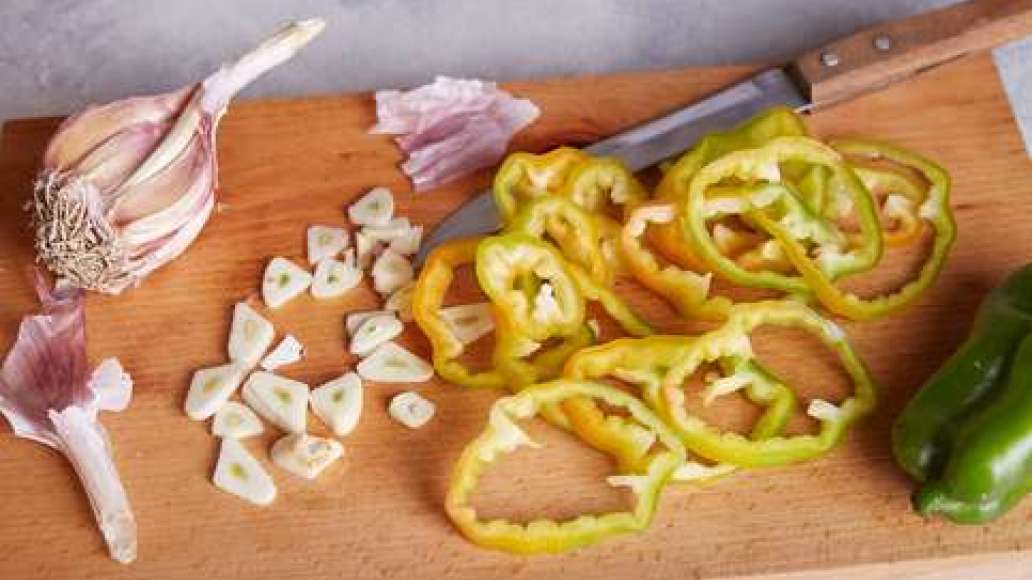 Нарезать перец кусочками или соломкой на свой вкус. Измельчить чеснок. Разогреть сковородку и раскалить масло. Нарезать перец кусочками или соломкой на свой вкус. Измельчить чеснок. Разогреть сковородку и раскалить масло.