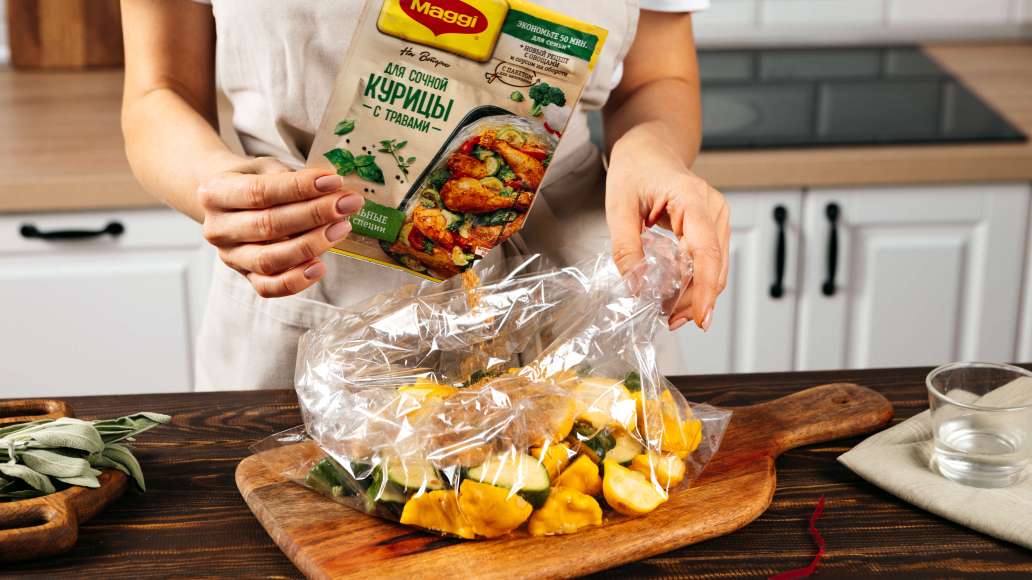 Засыпать содержимое MAGGI® НА ВТОРОЕ для сочной курицы с травами. Добавить воду и небольшую веточку шалфея.