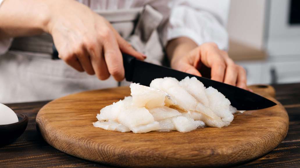 Филе трески (без кожи и костей) нарезать кусками среднего размера. Пропустить через мясорубку или кухонный комбайн. Филе трески (без кожи и костей) нарезать кусками среднего размера. Пропустить через мясорубку или кухонный комбайн.