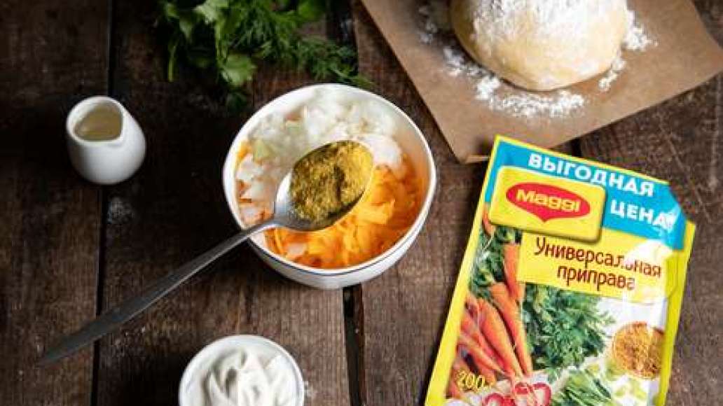 Смешать лук с чесноком ,тертой тыквой и MAGGI® Универсальная приправа. Достать тесто из холодильника, присыпать мукой стол или раскаточную доску. Смешать лук с чесноком ,тертой тыквой и MAGGI® Универсальная приправа. Достать тесто из холодильника, присыпать мукой стол или раскаточную доску.