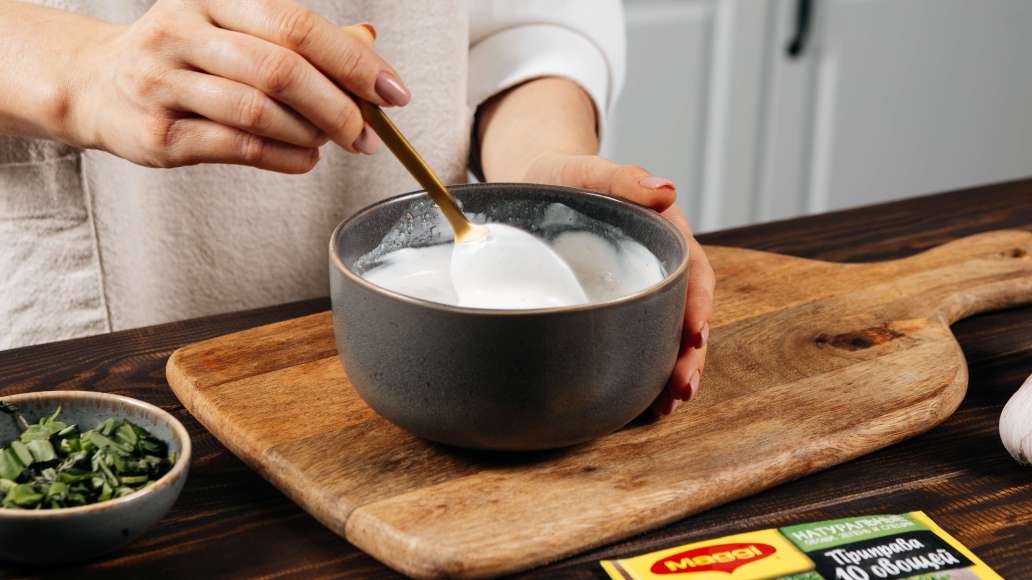 Для соуса смешать сметану, воду и MAGGI® Приправа 10 овощей в отдельной ёмкости. Если соус очень густой, добавить ещё немного воды и при необходимости досолить. Для соуса смешать сметану, воду и MAGGI® Приправа 10 овощей в отдельной ёмкости. Если соус очень густой, добавить ещё немного воды и при необходимости досолить.