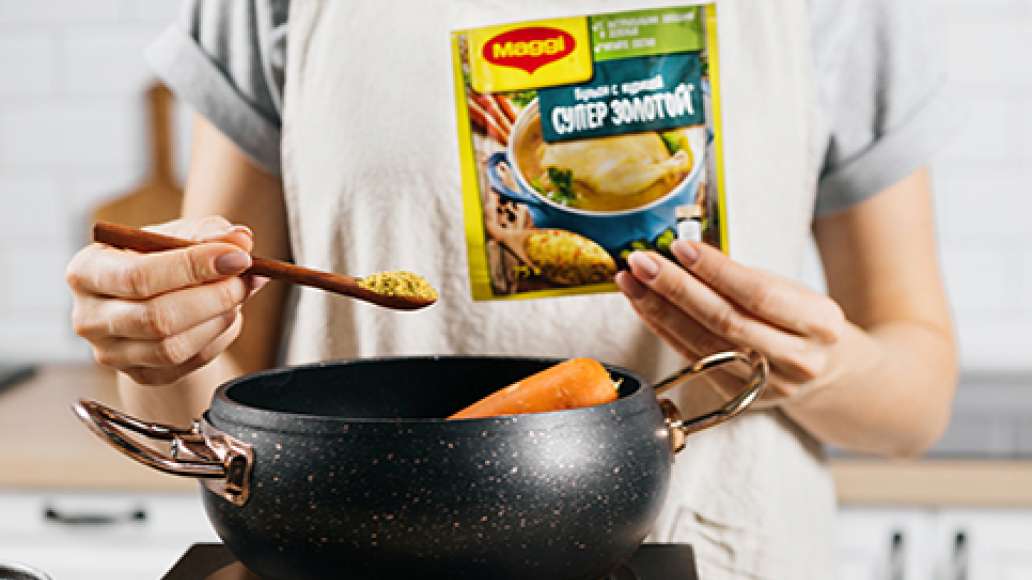 Залить морковь литром воды и довести до кипения. Добавить MAGGI® СУПЕР ЗОЛОТОЙ® Бульон с курицей и варить до мягкости.