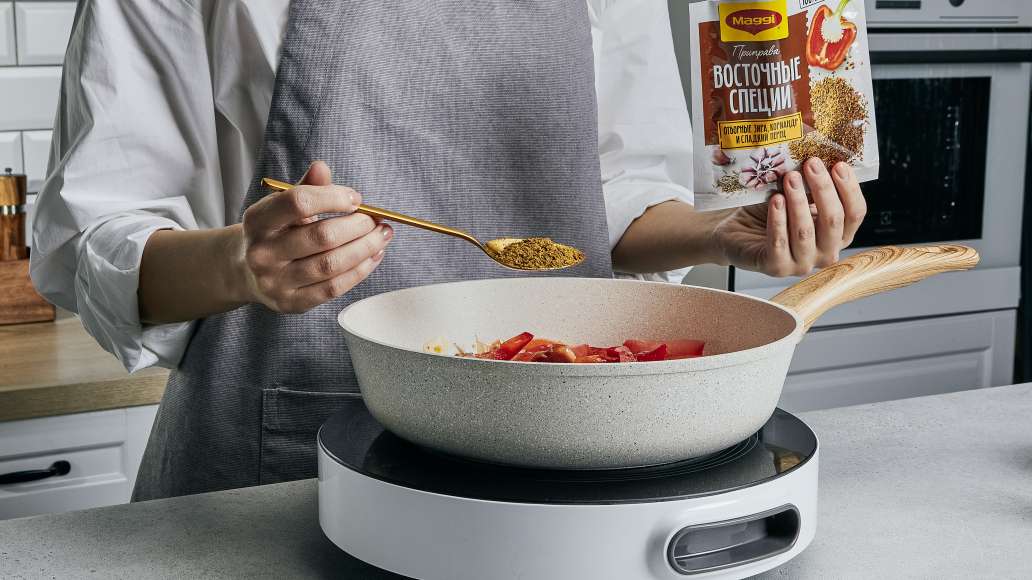 Добавить в сковороду томатную пасту, чеснок и немного воды, MAGGI®
Восточные специи и тушить 10 минут. Добавить в сковороду томатную пасту, чеснок и немного воды, MAGGI®
Восточные специи и тушить 10 минут.