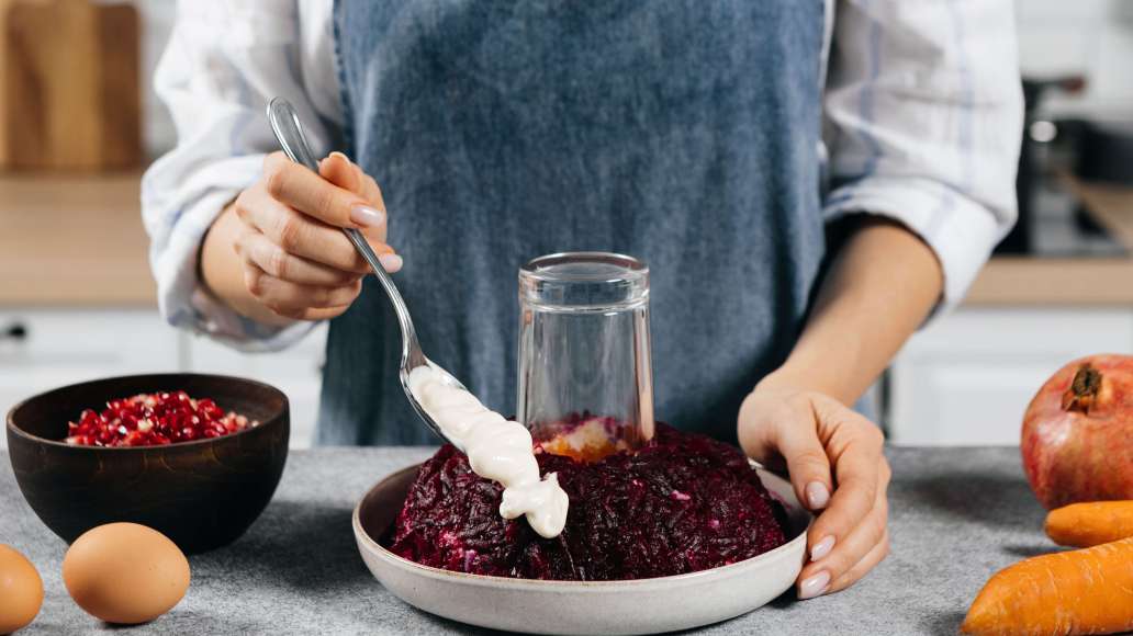 Сверху распределить слой мяса, слой яиц и смазать майонезом. Добавить слой моркови, смазать майонезом. Добавить слой свёклы и смазать майонезом. Сверху распределить слой мяса, слой яиц и смазать майонезом. Добавить слой моркови, смазать майонезом. Добавить слой свёклы и смазать майонезом.