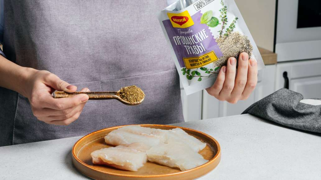 Филе минтая нарезать порционными кусками, посыпать MAGGI® Прованские
травы и обжарить на растительном масле в течение 5 минут с каждой стороны.