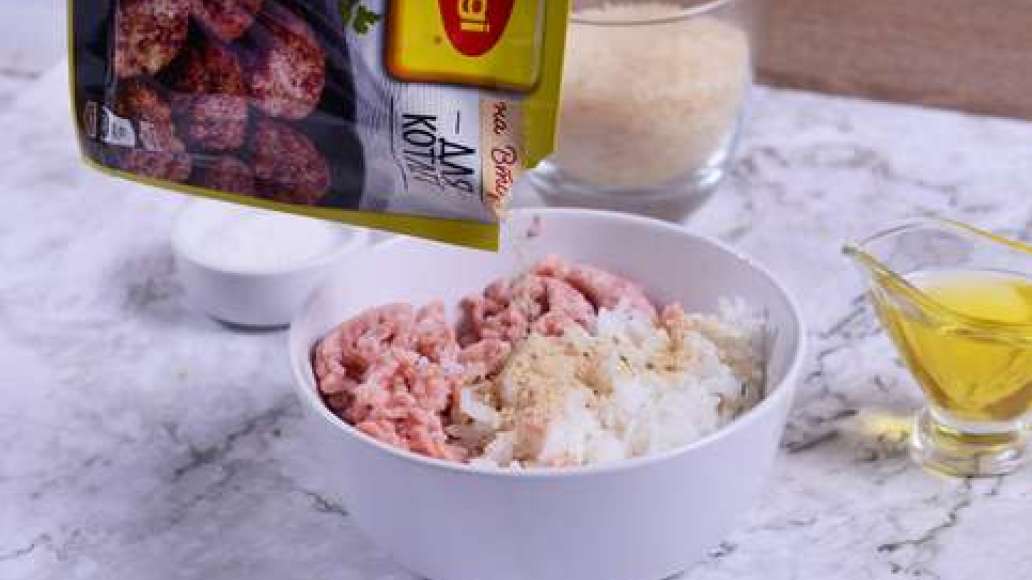 В отдельной миске смешайте фарш, рис, приправу MAGGI® НА ВТОРОЕ для котлет и соль. 