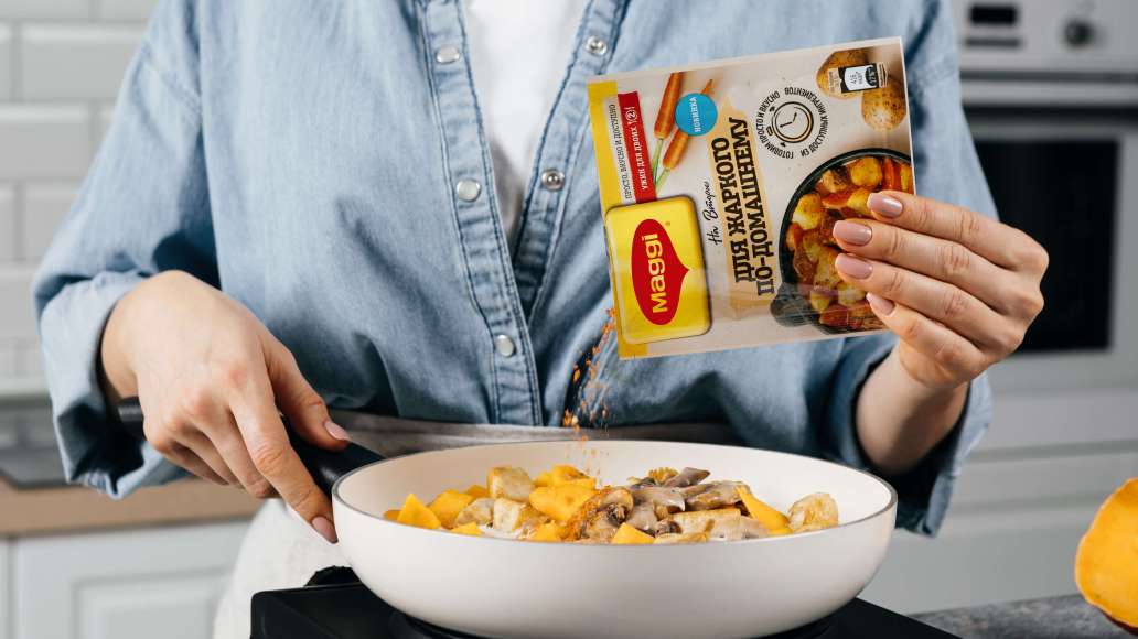 Переложить курицу с тыквой в сотейник к грибам, влить сливки и добавить MAGGI® НА ВТОРОЕ Смесь сухая для приготовления жаркого по-домашнему.