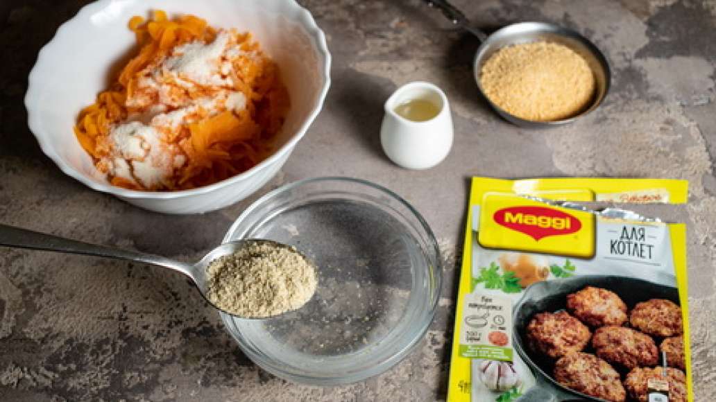Упаковку MAGGI® НА ВТОРОЕ для котлет залить водой и оставить на 2 минуты набухнуть. Морковь нарезать мелкой соломкой или натереть на терке. Соединить с подготовленной смесью MAGGI® НА ВТОРОЕ для котлет, добавить яйцо и манку и тщательно перемешать. Упаковку MAGGI® НА ВТОРОЕ для котлет залить водой и оставить на 2 минуты набухнуть. Морковь нарезать мелкой соломкой или натереть на терке. Соединить с подготовленной смесью MAGGI® НА ВТОРОЕ для котлет, добавить яйцо и манку и тщательно перемешать.