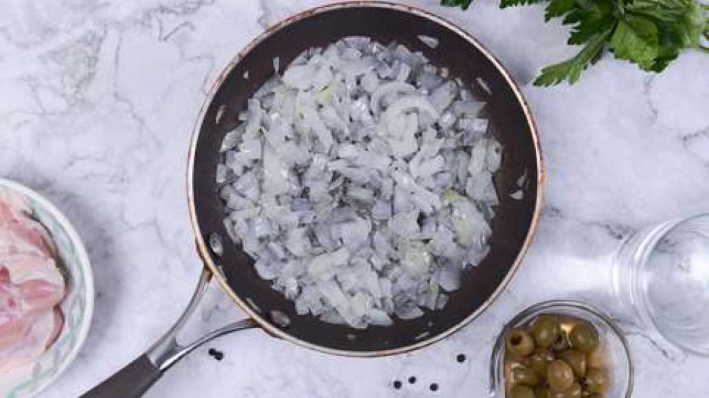 Промойте и нарежьте курицу на крупные куски, поместите в кастрюлю и налейте воду. Варите 10 минут до полуготовности. В это время измельчите лук и нашинкуйте капусту. Обжарьте лук на сковороде до мягкости. Промойте и нарежьте курицу на крупные куски, поместите в кастрюлю и налейте воду. Варите 10 минут до полуготовности. В это время измельчите лук и нашинкуйте капусту. Обжарьте лук на сковороде до мягкости.