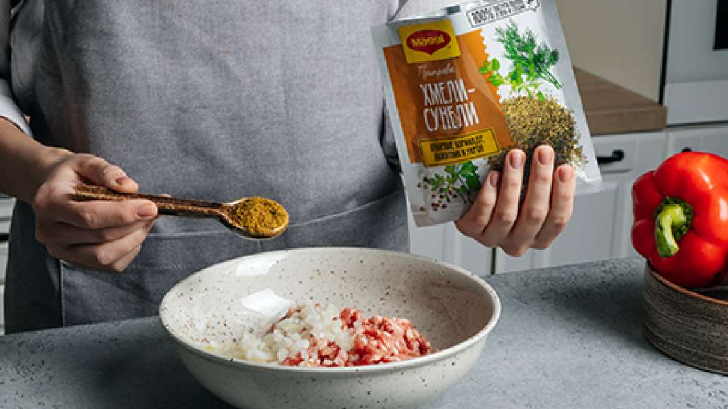 В отдельной емкости смешать фарш, MAGGI® Хмели-сунели, оставшийся
мелко нарезанный лук. В отдельной емкости смешать фарш, MAGGI® Хмели-сунели, оставшийся
мелко нарезанный лук.