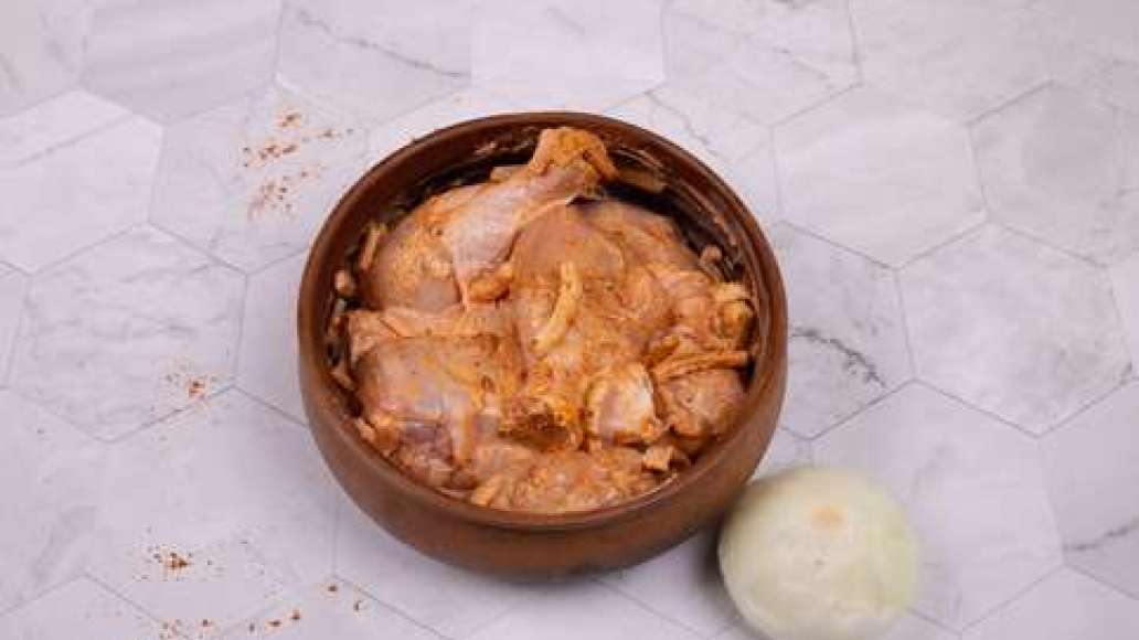 Нарежьте лук крупными полукольцами, добавьте к мясу и перемешайте, слегка надавливая на лук, чтобы он пустил сок. Накройте миску пищевой плёнкой или крышкой и оставьте минимум на 30 минут при комнатной температуре, а лучше - на 1-2 часа. Нарежьте лук крупными полукольцами, добавьте к мясу и перемешайте, слегка надавливая на лук, чтобы он пустил сок. Накройте миску пищевой плёнкой или крышкой и оставьте минимум на 30 минут при комнатной температуре, а лучше - на 1-2 часа.