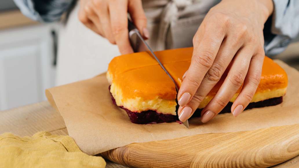 Вынуть из формы массу. Нарезать на порционные фуршетные кусочки. Выложить сверху на каждый кусочек квашеную капусту. Полить маслом. Вставить шпажку.