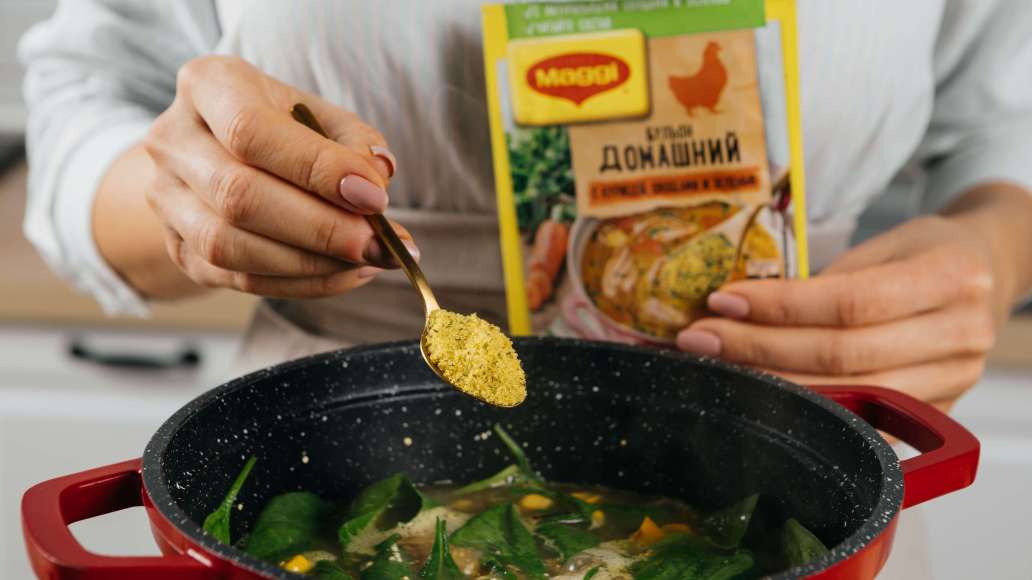 Добавить MAGGI® Бульон домашний с курицей. Влить кокосовые сливки. Варить еще семь-десять минут. Добавить MAGGI® Бульон домашний с курицей. Влить кокосовые сливки. Варить еще семь-десять минут.