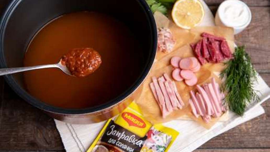 За пять минут до готовности добавить MAGGI® Заправка для солянки, вареную колбасу, ветчину, сосиски и нарезанную зелень. Довести до полной готовности, проверить на соль и довести до нужного вкуса.