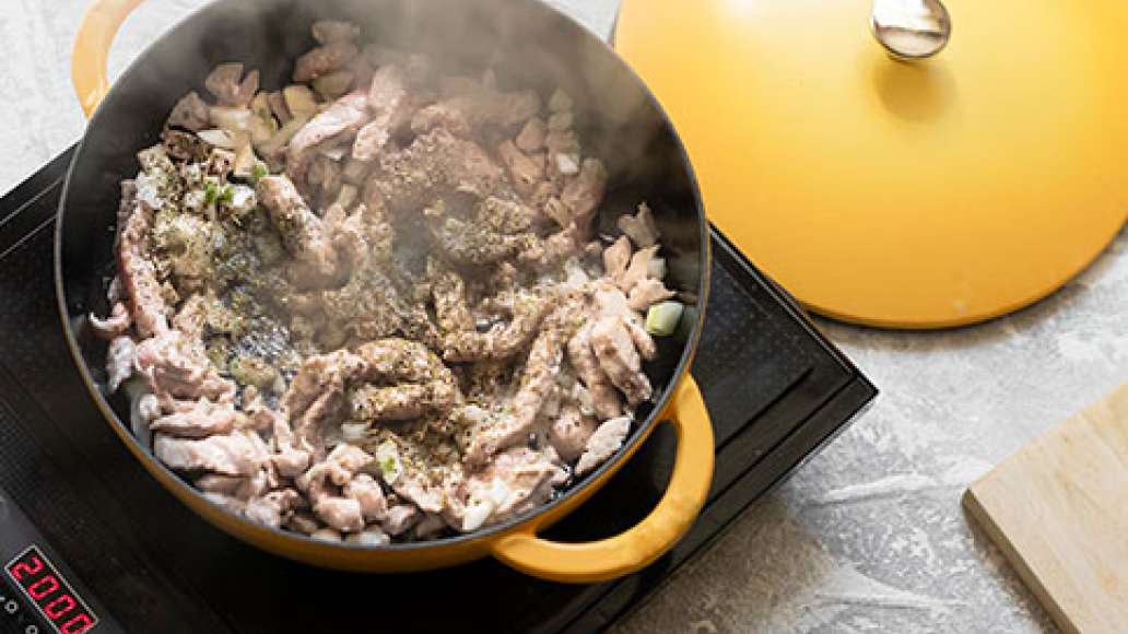 Разогреть сотейник и обжарить на масле кусочки мяса, после к мясу добавить лук и приправу «кавказские травы», потушить минут 10.