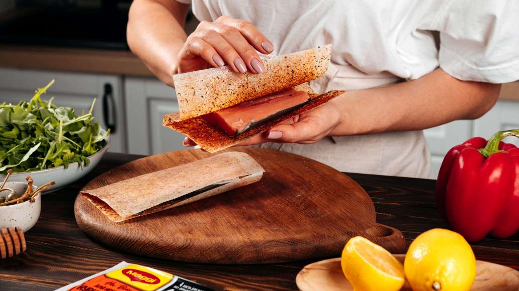 Уложить рыбу на раскрытые листы MAGGI® НА ВТОРОЕ для нежного филе куриной грудки по-итальянски. Накрыть сверху свободными половинками листов. Уложить рыбу на раскрытые листы MAGGI® НА ВТОРОЕ для нежного филе куриной грудки по-итальянски. Накрыть сверху свободными половинками листов.