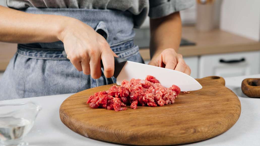 Мясо мелко порубить ножом либо пропустить через крупную решетку мясорубки.