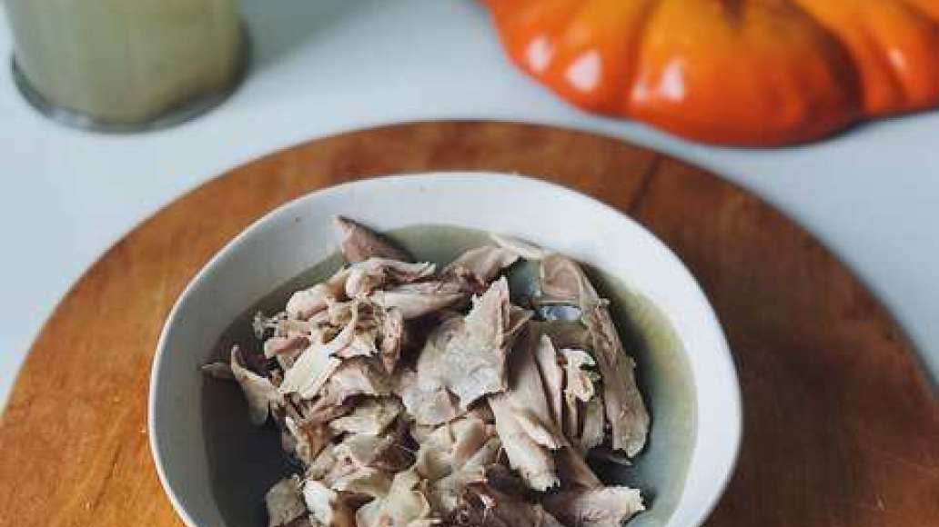 Используйте предварительно сваренный куриный бульон. Курицу отделить от кости и разделить на мелкие кусочки. Используйте предварительно сваренный куриный бульон. Курицу отделить от кости и разделить на мелкие кусочки.