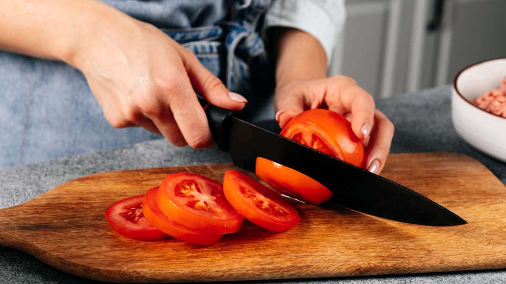 Нарезать сыр тонкими ломтиками. Помидоры кружочками.