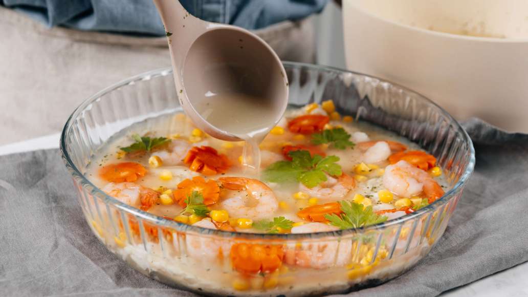 В форму или лоток выложить мясо рыбы. Добавить креветки, морковь, консервированную кукурузу и аккуратно влить бульон. Охладить заливное до полного застывания (около 3–4 часов). В форму или лоток выложить мясо рыбы. Добавить креветки, морковь, консервированную кукурузу и аккуратно влить бульон. Охладить заливное до полного застывания (около 3–4 часов).
