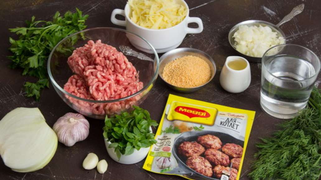 Подготовить продукты. Зелень помыть и обсушить. Фарш приготовить самим или же просто приобрести его в магазине. Лук очистить и нарезать мелким кубиком. При желании можно добавить чеснок. Чеснок очистить. Картофель очистить и натереть на терке.