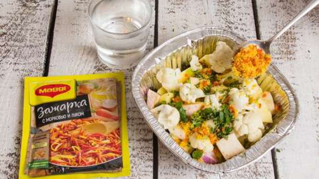 Положить в жаропрочную форму овощи и фасоль, добавить MAGGI® Зажарка,чеснок и зелень. Влить растительное масло и воду и перемешать. Поместить жаркое в духовку, разогретую до 180 градусов, и готовить 30 минут.