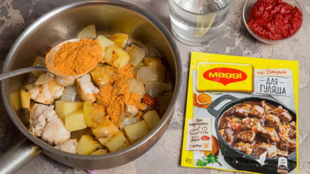 Добавить MAGGI® НА ВТОРОЕ для гуляша, воду, острый перец, нарезанный колечками, помидоры в собственном соку и томатную пасту. Тушить до готовности.