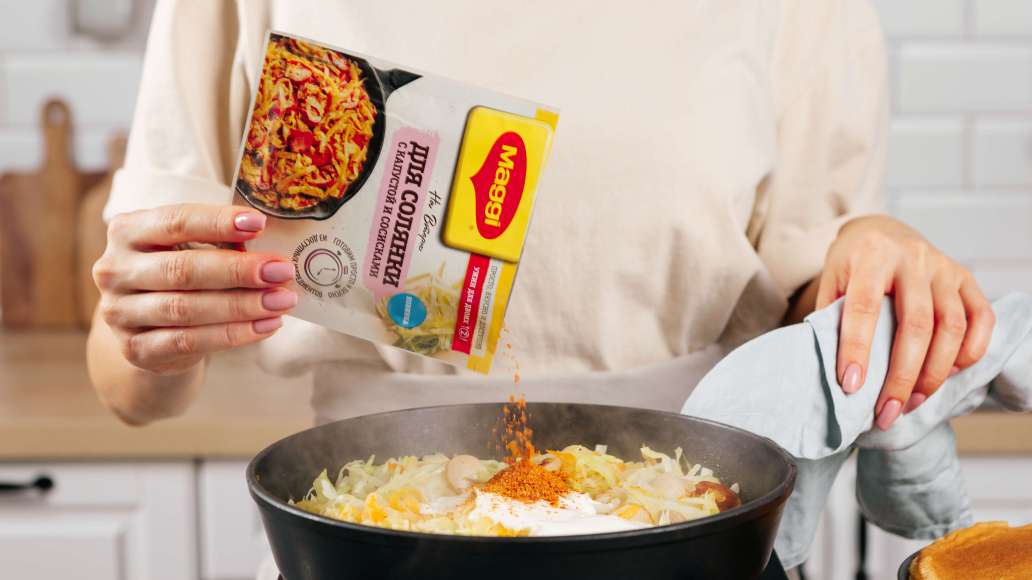 Влить воду, добавить сметану и MAGGI® На Второе для солянки с капустой и сосисками, перемешать и тушить под крышкой 20-30 минут. Влить воду, добавить сметану и MAGGI® На Второе для солянки с капустой и сосисками, перемешать и тушить под крышкой 20-30 минут.