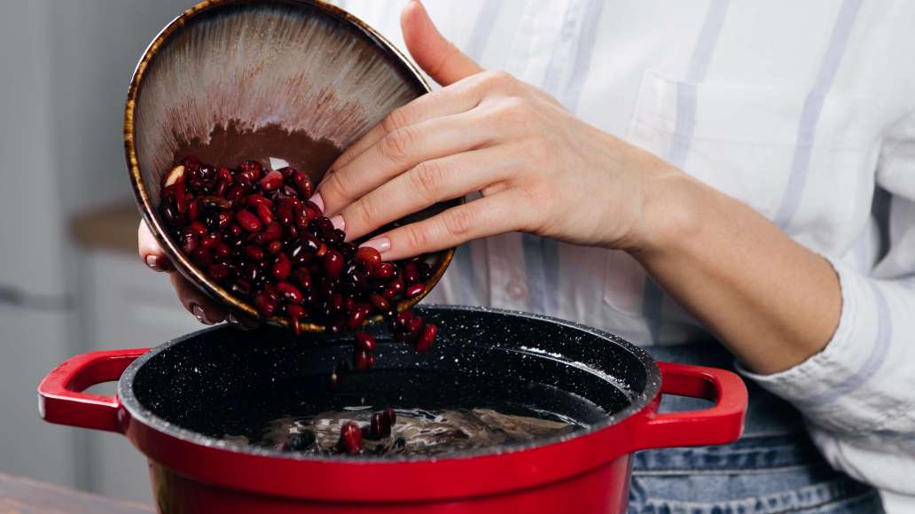 Слить воду. Промыть мясо и кастрюлю, вернуть в нее мясо и налить 2 л холодной воды. Добавить фасоль. Довести до кипения, убавить огонь до умеренного и варить до мягкости фасоли и того момента, пока мясо не начнет отставать от костей, периодически удаляя п Слить воду. Промыть мясо и кастрюлю, вернуть в нее мясо и налить 2 л холодной воды. Добавить фасоль. Довести до кипения, убавить огонь до умеренного и варить до мягкости фасоли и того момента, пока мясо не начнет отставать от костей, периодически удаляя п
