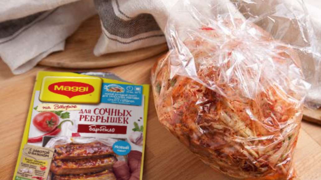 Закрепить пакет зажимом на расстоянии 6-8 см от края пакета и аккуратно распределить смесь внутри. Избегайте резких движений и встряски пакета. Поместить пакет в форму для запекания так, чтобы хвостик от пакета был снаружи.  Запекать на нижнем уровне пред