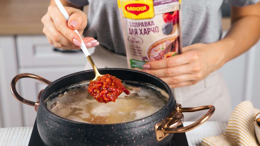 За 5 минут до готовности риса добавить MAGGI® Заправку для харчо и перемешать.