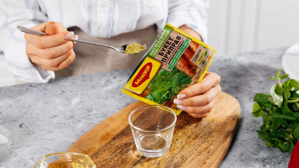 В небольшой ёмкости смешать MAGGI® Приправа универсальная Букет приправ с горячей водой, оставить на три минуты. Добавить оливковое масло и тщательно перемешать.
В небольшой ёмкости смешать MAGGI® Приправа универсальная Букет приправ с горячей водой, оставить на три минуты. Добавить оливковое масло и тщательно перемешать.