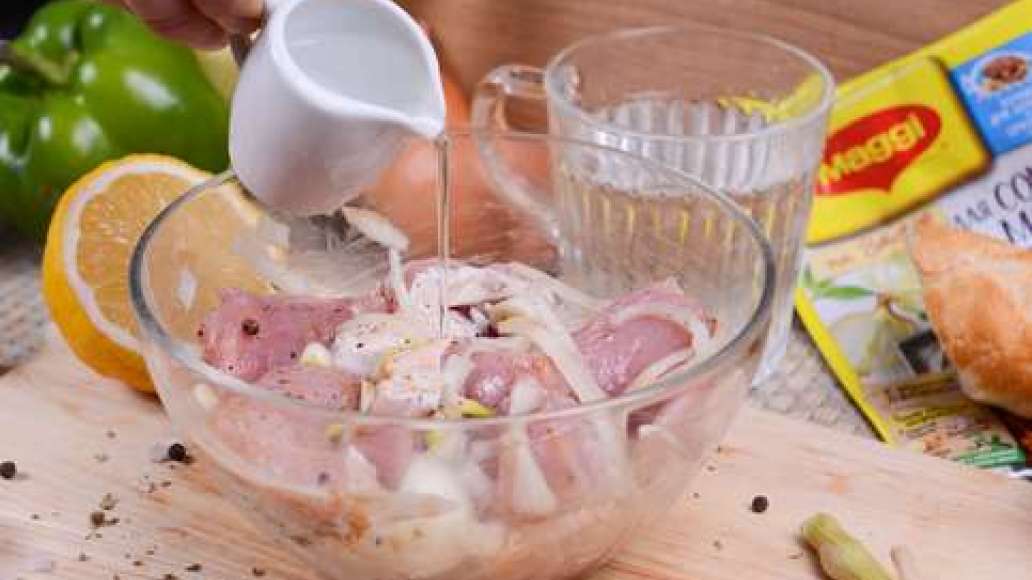 Разрежьте мясо на куски, добавьте перец, лимонный сок, 1/2 луковицы нарежьте полукольцами, Приправы и 1 столовую ложку уксуса перемешайте и оставьте минимум на 40 минут в холодильнике, в идеале - на 6 часов. Разрежьте мясо на куски, добавьте перец, лимонный сок, 1/2 луковицы нарежьте полукольцами, Приправы и 1 столовую ложку уксуса перемешайте и оставьте минимум на 40 минут в холодильнике, в идеале - на 6 часов.