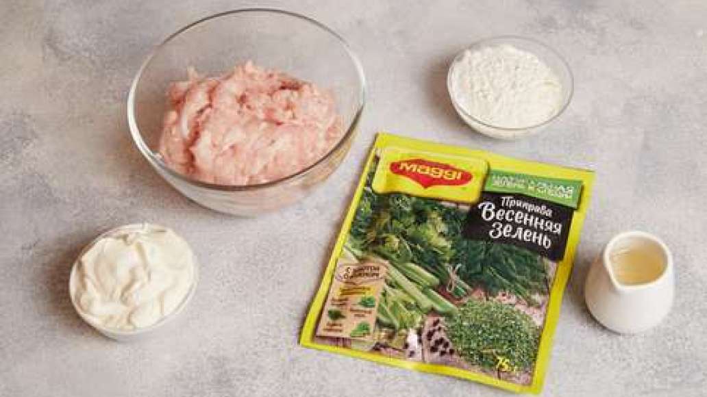 Приготовить фарш. Просеять муку для панировки.