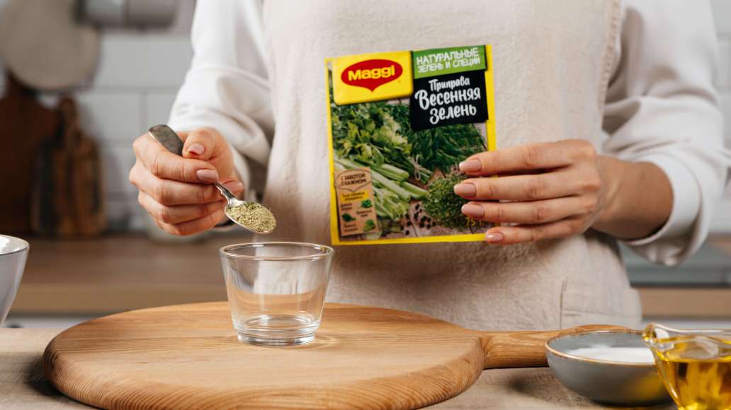 В отдельной небольшой ёмкости смешать горячую воду и MAGGI® Приправа Весенняя зелень, оставить на 3 минуты. Добавить к приправе сметану и тщательно перемешать. Влить смесь к рису с овощами и перемешать. В отдельной небольшой ёмкости смешать горячую воду и MAGGI® Приправа Весенняя зелень, оставить на 3 минуты. Добавить к приправе сметану и тщательно перемешать. Влить смесь к рису с овощами и перемешать.