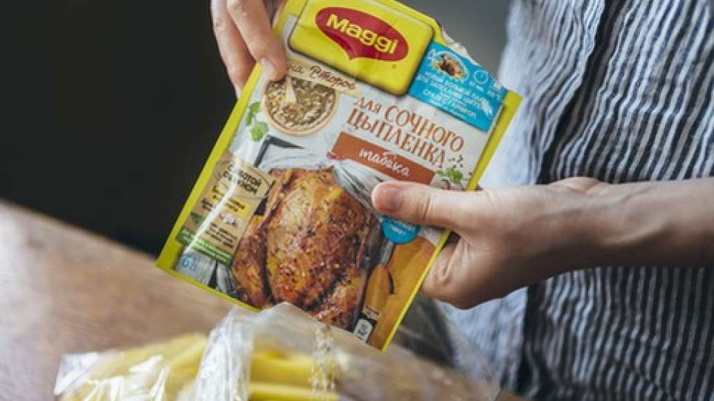 Высыпать в пакет смесь для приготовления из нижней части упаковки.