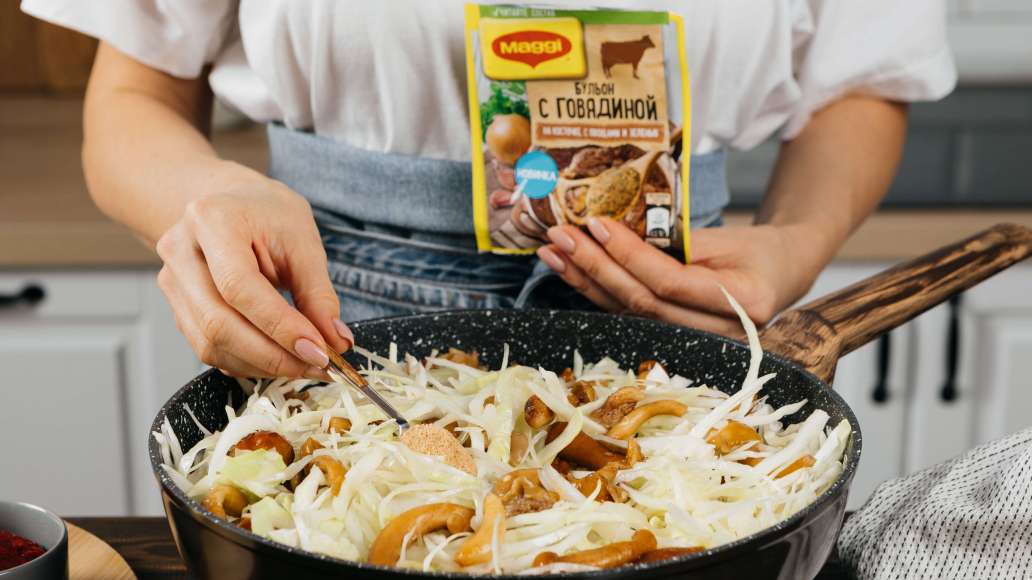 Добавить грибы и MAGGI® Бульон с говядиной на косточке. С овощами и зеленью. Добавить грибы и MAGGI® Бульон с говядиной на косточке. С овощами и зеленью.
