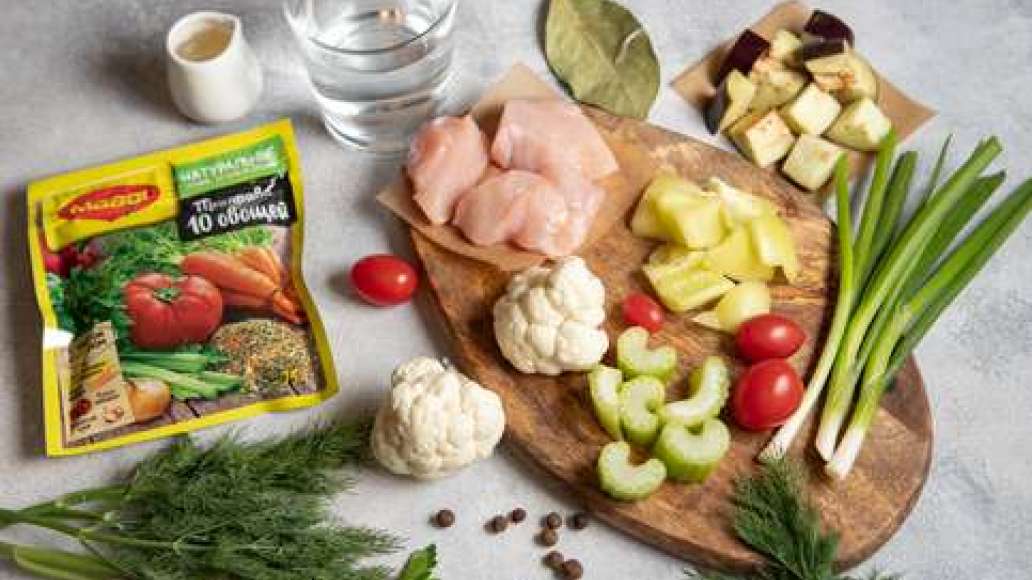 Куриное филе нарезать крупными кубиками. Стебель сельдерея нарезать кубиком. Цветную капусту разобрать на соцветия. Баклажаны нарезать крупными кубиками. Стручок болгарского перца разрезать вдоль пополам, удалить семена, половинки нарезать кубиками. Куриное филе нарезать крупными кубиками. Стебель сельдерея нарезать кубиком. Цветную капусту разобрать на соцветия. Баклажаны нарезать крупными кубиками. Стручок болгарского перца разрезать вдоль пополам, удалить семена, половинки нарезать кубиками.