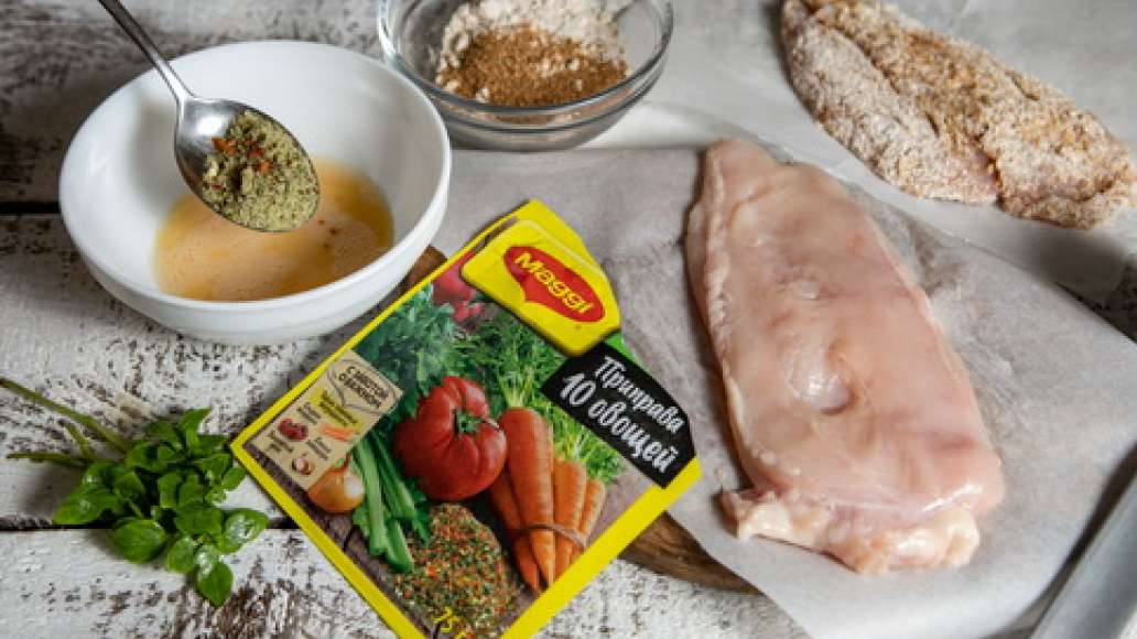 Взбить яйцо. Отбить курицу в тонкую пластинку. Отделить листочки базилика от стеблей и мелко нарезать. Перемешать отруби и овсяную муку. Посыпать курицу MAGGI® Приправа 10 овощей, обмакнуть во взбитое яйцо и обвалять в подготовленной панировке. 
