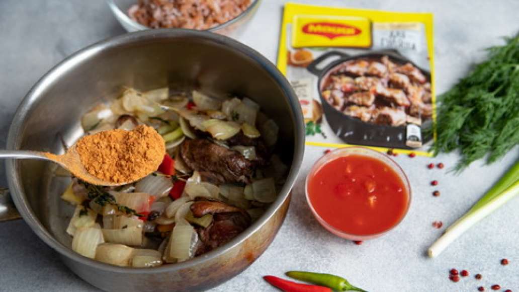 Добавить MAGGI® НА ВТОРОЕ для гуляша, воду, отварной рис, острый перец, нарезанный колечками, помидоры в собственном соку. Тушить до готовности. Добавить MAGGI® НА ВТОРОЕ для гуляша, воду, отварной рис, острый перец, нарезанный колечками, помидоры в собственном соку. Тушить до готовности.