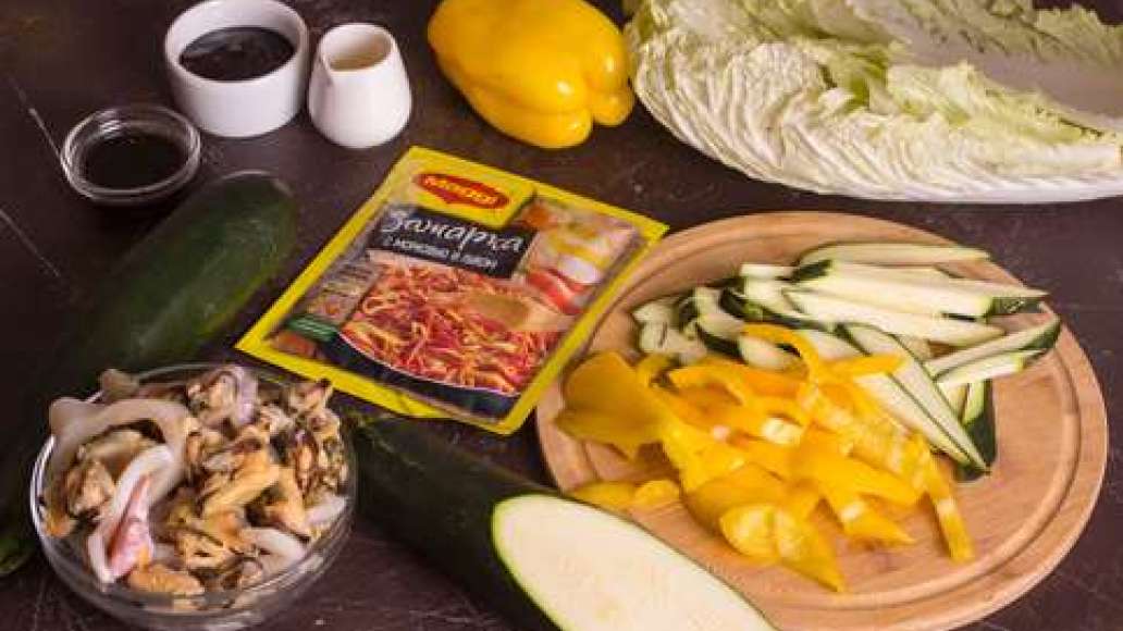 Подготовить все ингредиенты. Разморозить и промыть морепродукты, нарезать цукини и болгарский перец соломкой. Подготовить все ингредиенты. Разморозить и промыть морепродукты, нарезать цукини и болгарский перец соломкой.