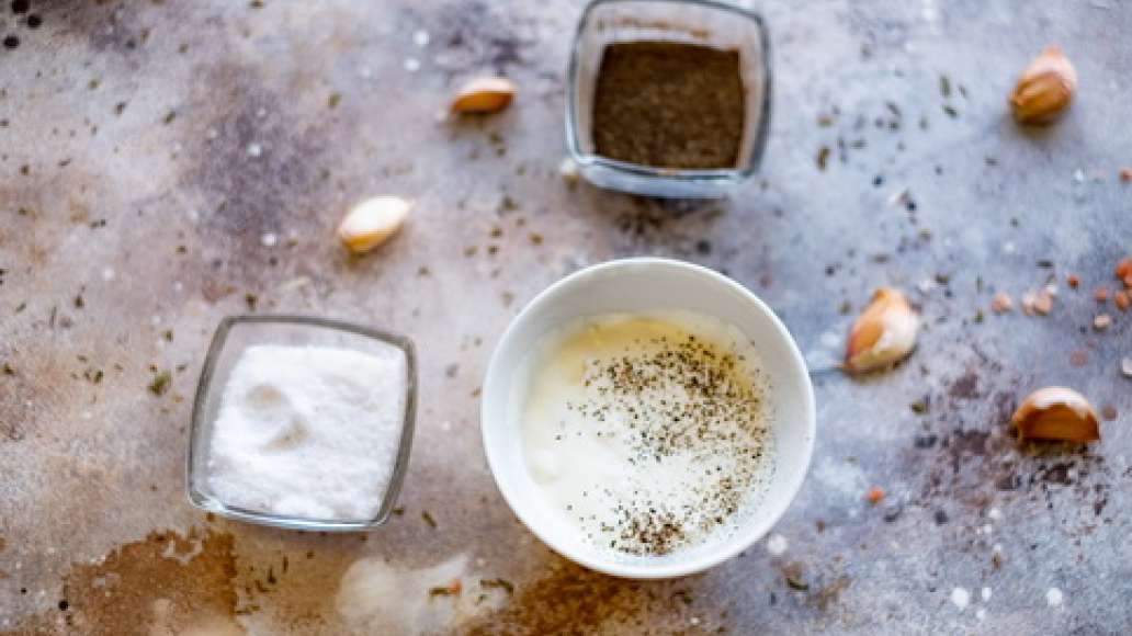 Смешайте кефир с чесноком, посолите и поперчите по вкусу. Смешайте кефир с чесноком, посолите и поперчите по вкусу.