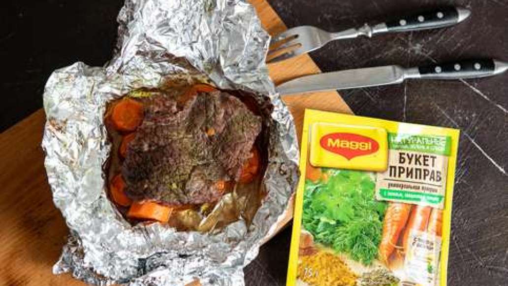 Выложить мясо вместе с морковью на тарелки и подавать на стол.