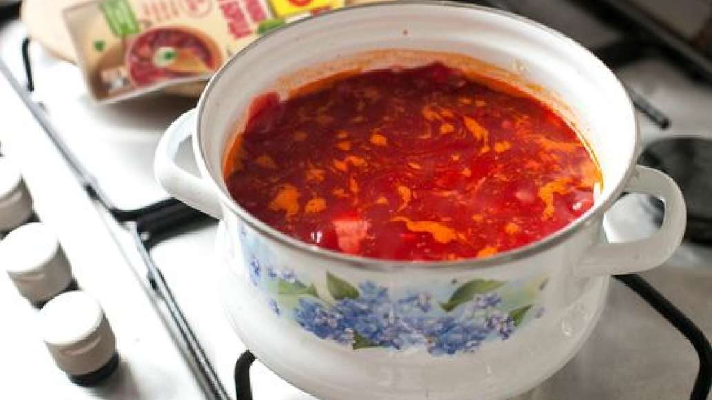 В готовый борщ добавить толченый чеснок, измельченный укроп и сок квашеной капусты. Закрыть крышкой и дать настояться. В готовый борщ добавить толченый чеснок, измельченный укроп и сок квашеной капусты. Закрыть крышкой и дать настояться.